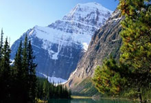 和平精英6周年神裝排面拉滿，更有超強(qiáng)卡司驚喜聯(lián)動:和平精英